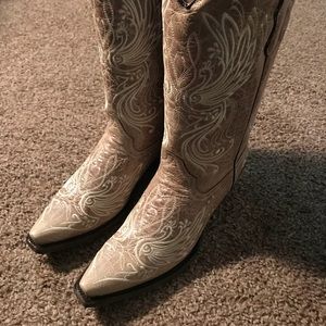 NEW IN BOX Women’s Corral Embroidered Boots!